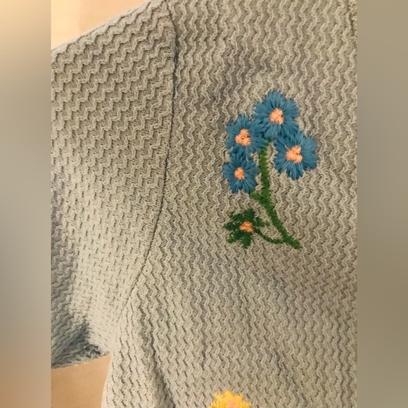 Rihoas button up top - Picture 2 of 4